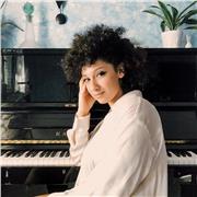 laureata in Canto Jazz e Presso il CET di Mogol, impartisce lezioni di canto moderno